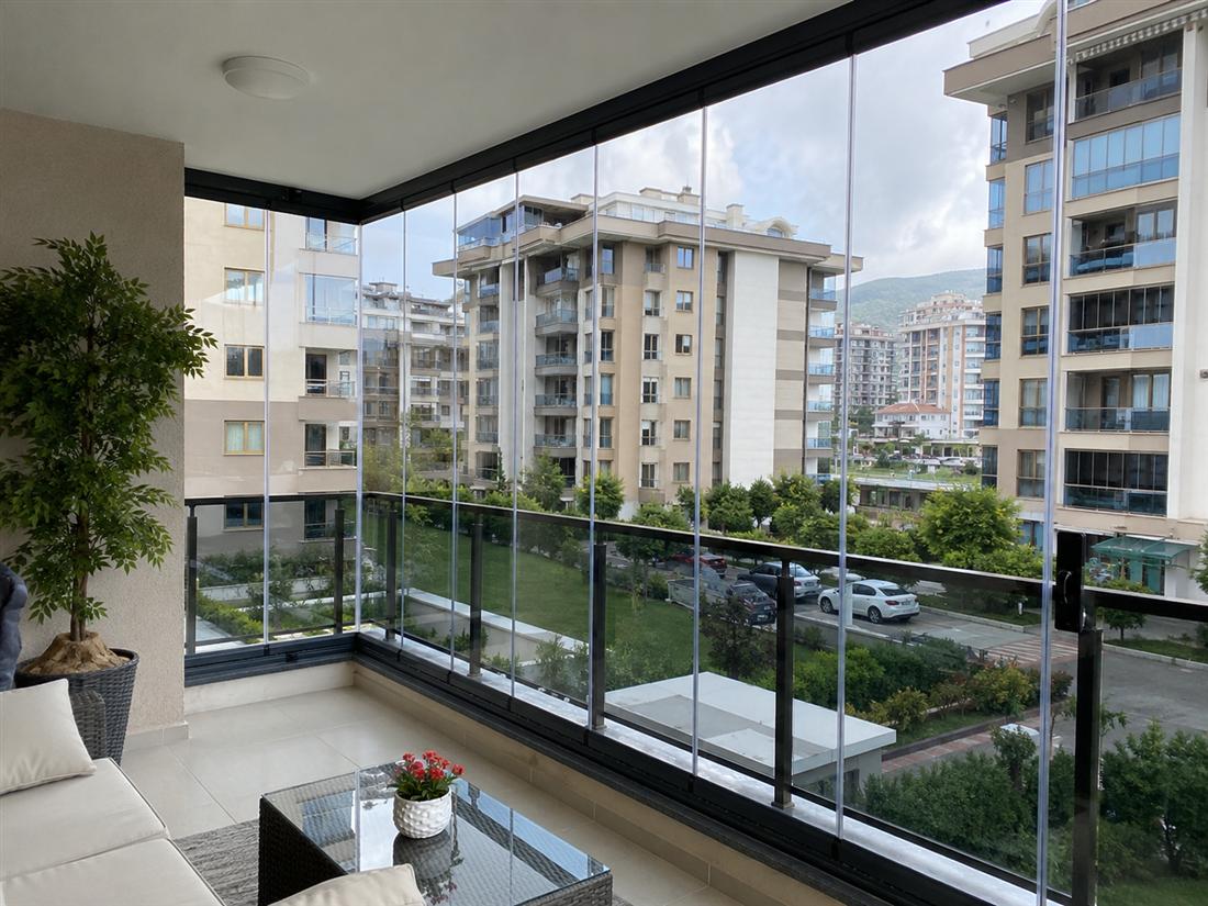 Kurulumu tamamlanmış cam balkon