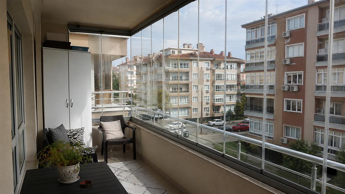 Kış bahçesi olarak kullanılan cam balkon
